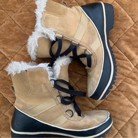 Sorel tan and black furry short snow boots size 7 - Picture 2 of 11